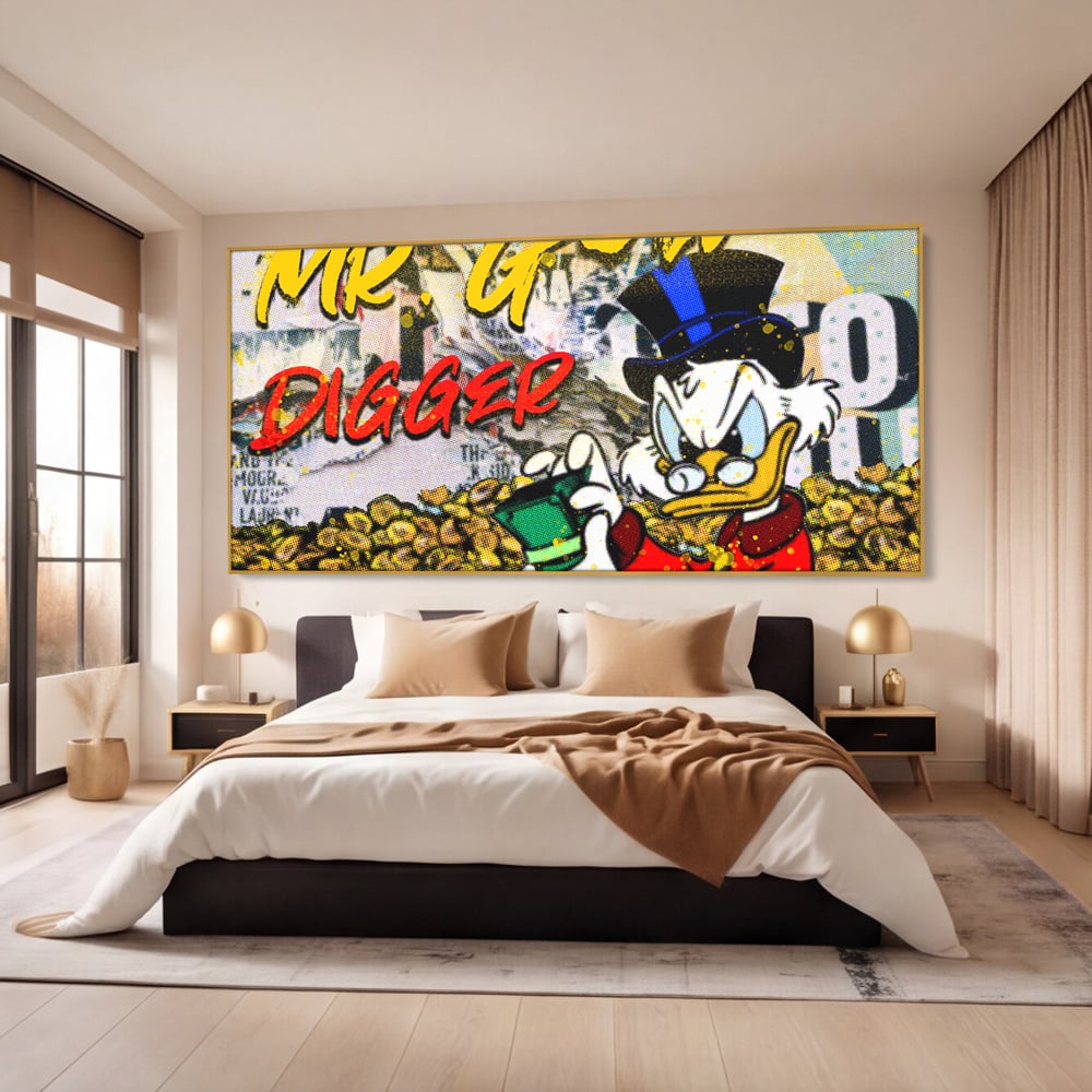 Tablou canvas cu tablou canvas cu scrooge mcduck si bani, in rama de aluminiu auriu, pe perete intr-un dormitor